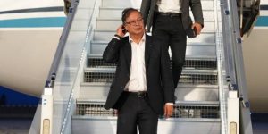 Gustavo Petro delega el poder en Germán Ávila y viaja a España en defensa de la democracia