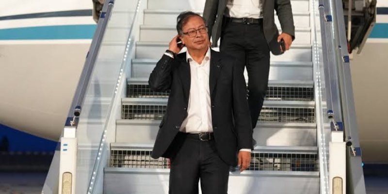 Gustavo Petro delega el poder en Germán Ávila y viaja a España en defensa de la democracia